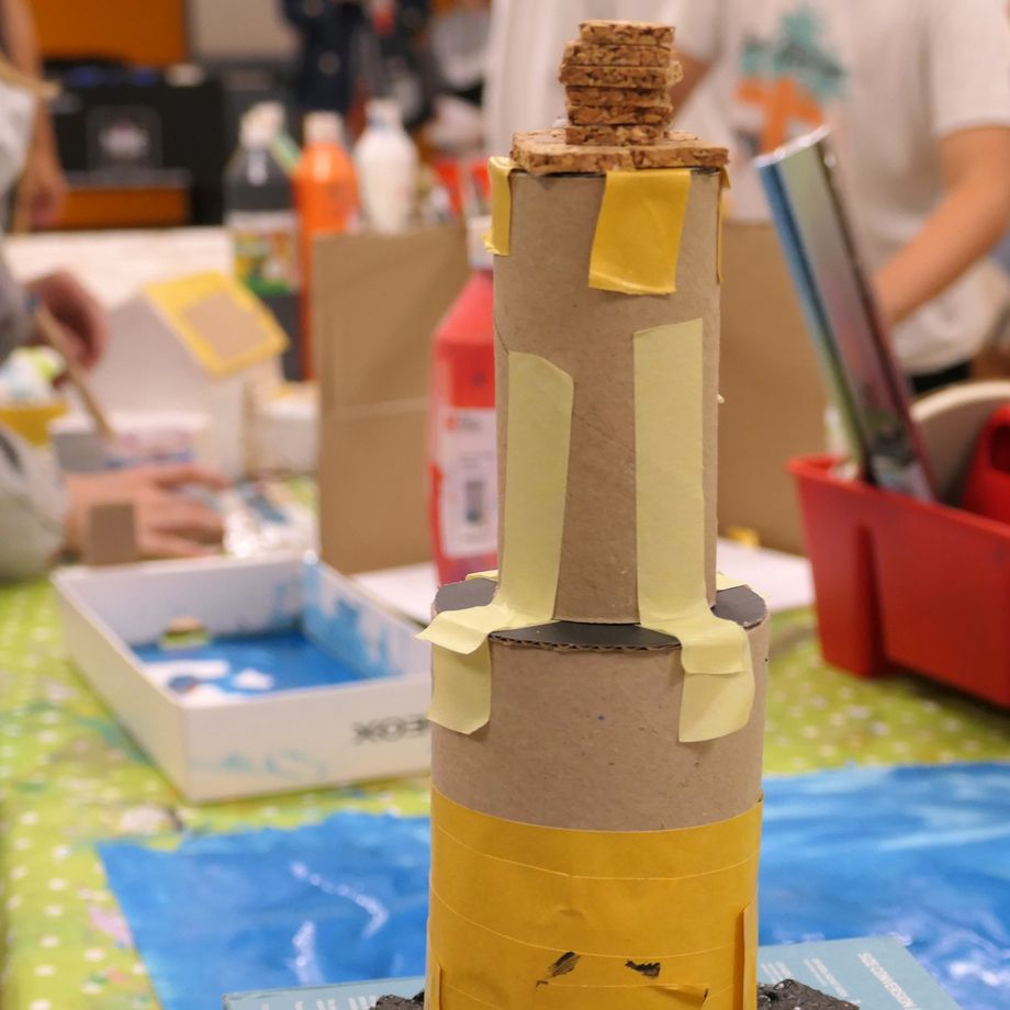 Buntes Modellbauwerk aus Pappe und Bastelmaterial.