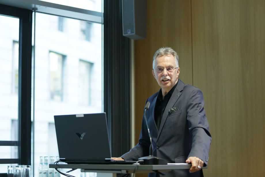 Ein Mann steht an einem Pult und spricht. - Foto: Ingo Lammert/Architektenkammer NRW