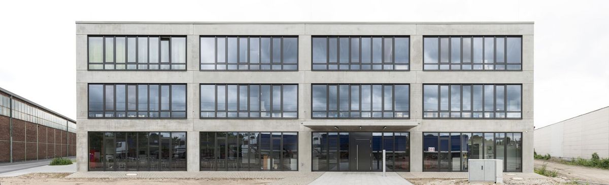 frontale Fassadenansicht Gebäude mit grauer Betonfassade