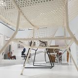 Installation mit außergewöhnlichen Sitzobjekten in einem weißen Raum