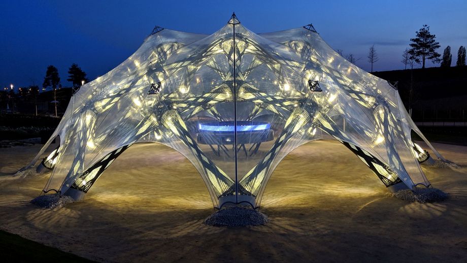 filigrane, transparente Dachkonstruktion eines Pavillons bei Nacht