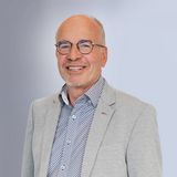 Porträt eines Mannes vor grauem Hintergrund