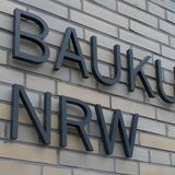 Fotoausschnitt: Gebäudefassade mit Schriftzug "Baukunstarchiv NRW".