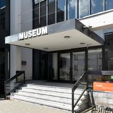 Ein Gebäudeeingang mit Stufen. Über dem Eingang steht der Schriftzug "MUSEUM".