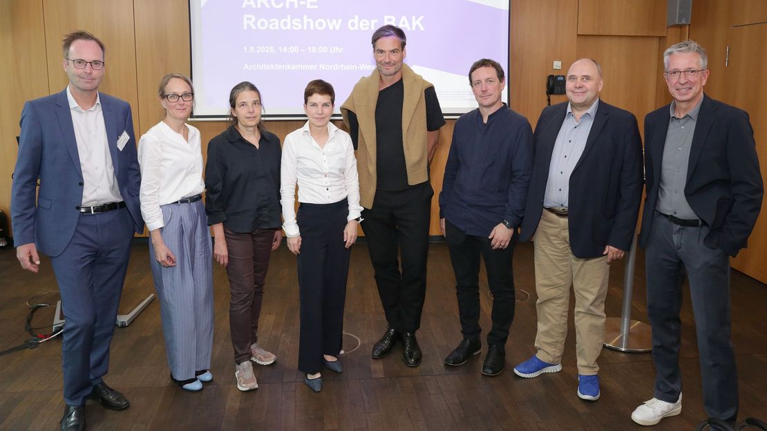 Referentinnen und Referenten der ARCH-E-Roadshow. Eine Gruppe von Männern und Frauen steht zusammen, die Personen lächeln.
