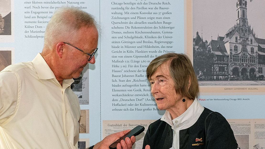 Dr. Irene Wiese-von Ofen im Gespräch mit Christof Rose (stellv. Geschäftsführer AKNW) – Foto: Detlef Podehl/Baukunstarchiv NRW Dr. Irene Wiese-von Ofen im Gespräch mit Christof Rose (stellv. Geschäftsführer AKNW) – Foto: Detlef Podehl/Baukunstarchiv NRW