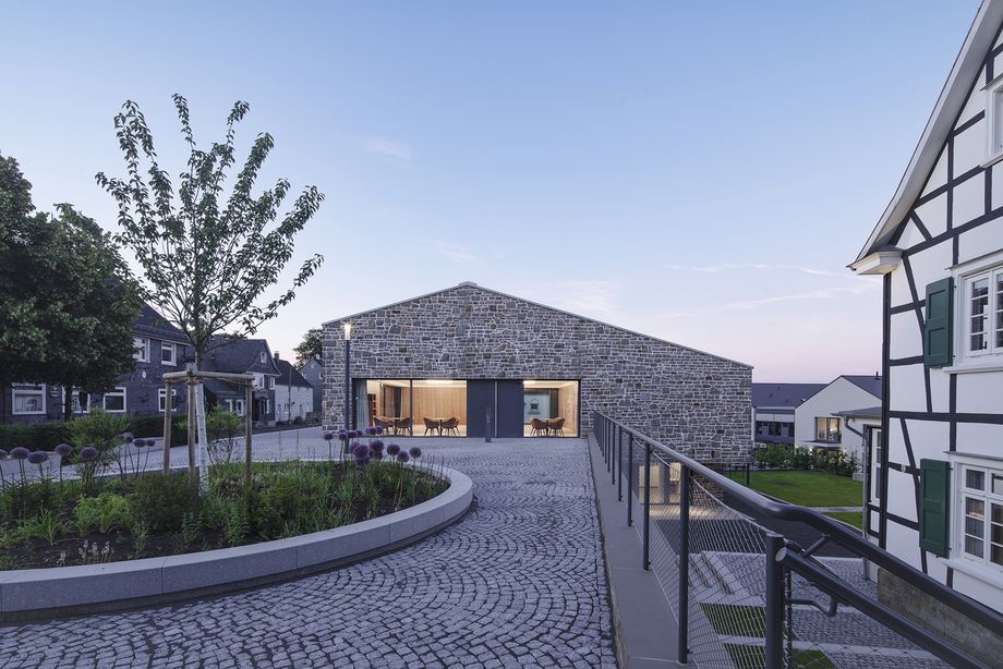 Kirchenstandort Witzhelden in Leichlingen - Architektur: Kastner Pichler Schorn Architekten PartGmbB, Köln; Landschaftsarchitektur: STERN LANDSCHAFTEN BDLA, Köln
