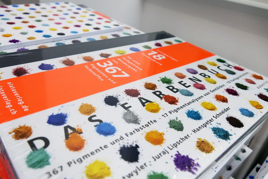 Ein Buch mit der Aufschrift (unter anderem) "Das Farbenbuch" wird im Anschnitt gezeigt.