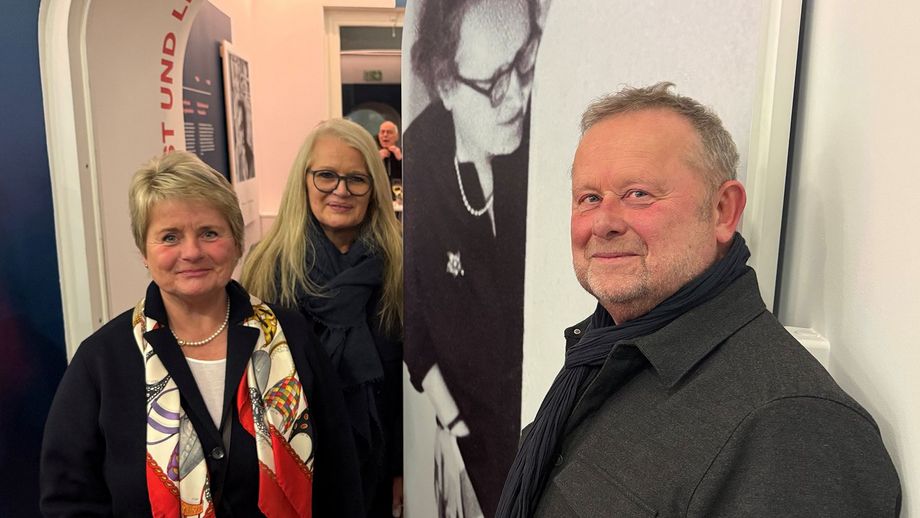 Leonie Reygers Lounge: Neffe mit Tante und Ehefrau Gruppe zwei Frauen, ein Mann im Eingangsbereich stehend