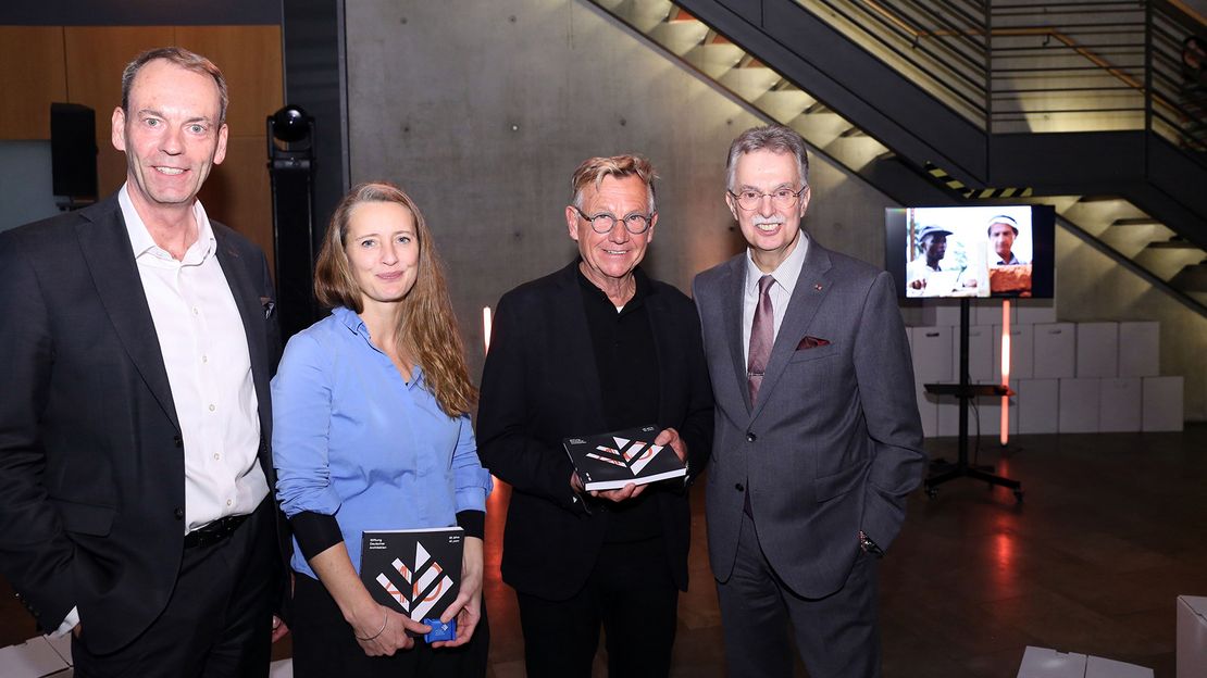 Gruppenfoto von drei Herren und einer Dame im Foyer