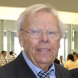 Eine Person lächelt in die Kamera.