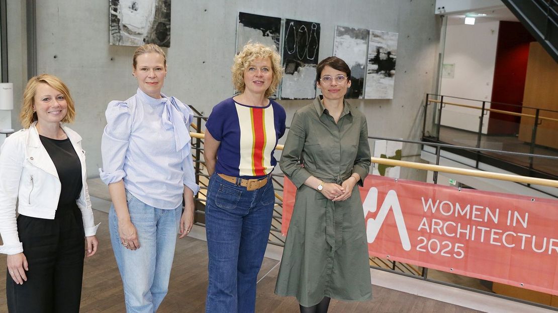 Gruppenbild im haus der Architekten - drei Frauen und ein Mann stehen nebeneinander.