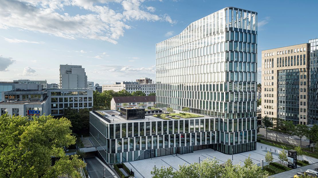 TdA: LYGHT, Düsseldorf Außenansicht aus der erhöhter Perspektive eines Bürogebäudes: ein zwölfgeschossiges Bürohochhauses mit erweitertem Sockelbaum flachen und eine