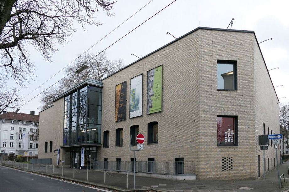 Ein Gebäude mit heller Fassade.