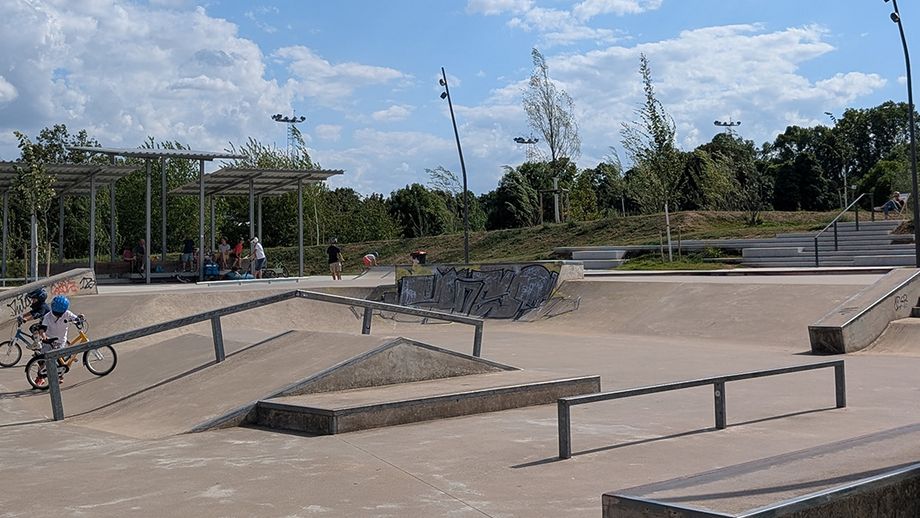 Skaterpark mit Rampen.
