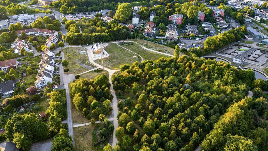 Luftaufnahme des Parks mit einem Gebäude auf einer Rasenfläche