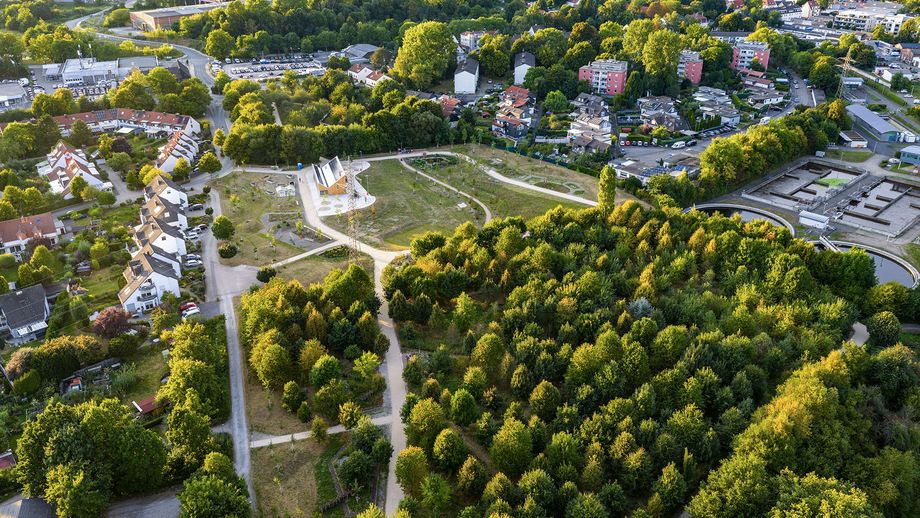 Luftaufnahme des Parks mit einem Gebäude auf einer Rasenfläche
