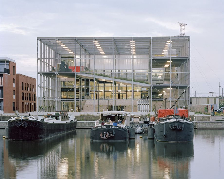 transparentes Gebäude am Wasser