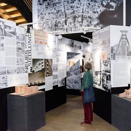 Besucherin in der Ausstellung Neues Bauen im Westen im Haus der Architekten