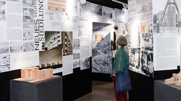 Besucherin in der Ausstellung Neues Bauen im Westen im Haus der Architekten