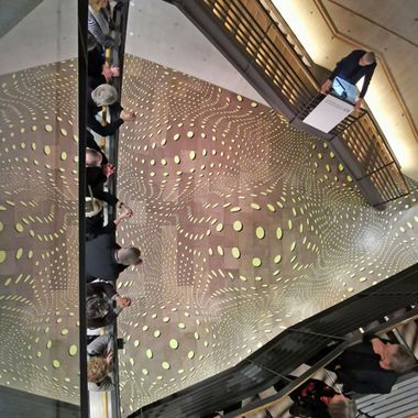 Haus der Architekten in Düsseldorf: Blick von oben auf die Achim Zeman Ausstellung "in bewegung"