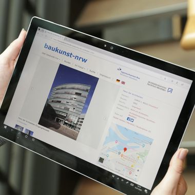 Tablet mit der Website baukunst-nrw