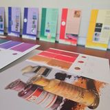 Informationstafeln zeigen Hinweise zur Erstellung und zum Einsatz von Farbe.