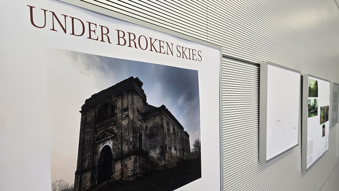 Ausstellung mit Fotografien, Archivmaterial und Texttafeln, die an Wänden hängen.