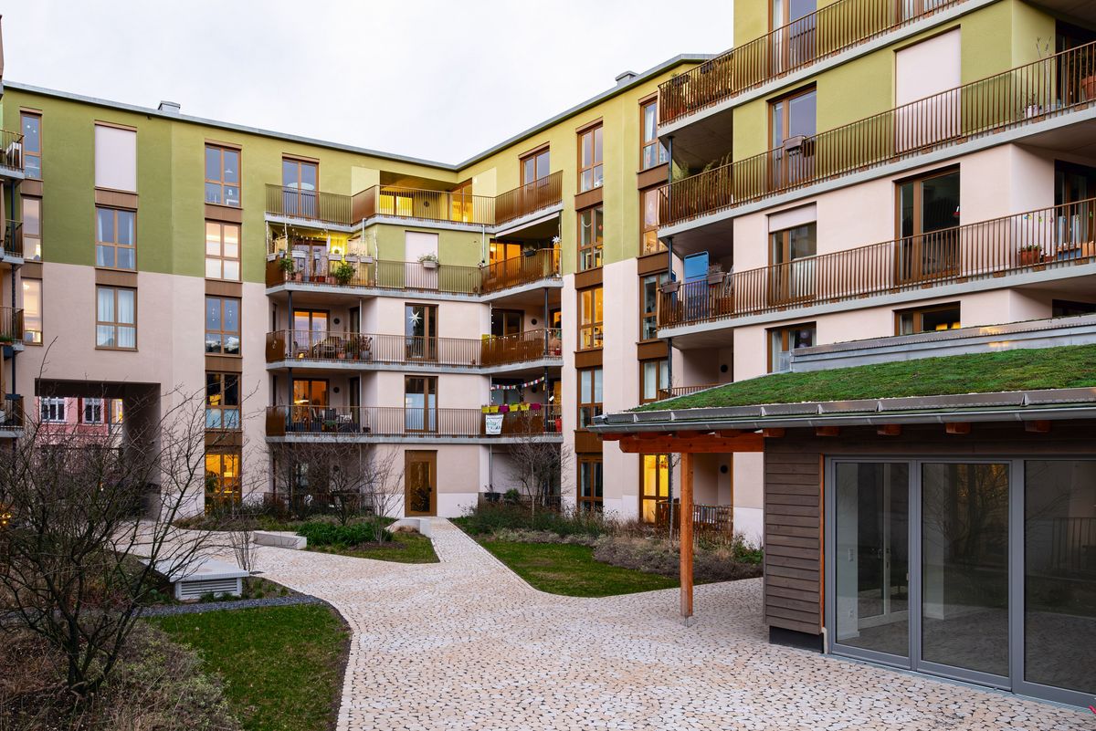 Mittendrin in Alt-Sülz in Köln - Architektur: Duplex Architekten GmbH, Düsseldorf; Landschaftsarchitektur: RMP Stephan Lenzen Landschaftsarchitekten, Bonn 