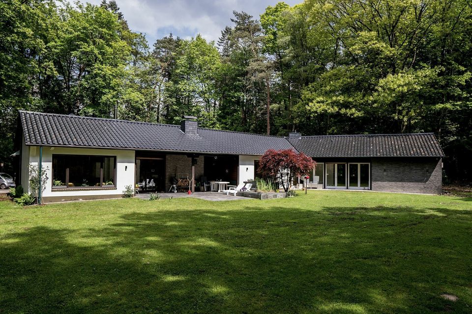 Luftige Atmosphäre im Waldhaus