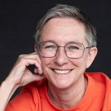 Halbkörper-Portrait, sitzend vor schwarzem Hintergrund