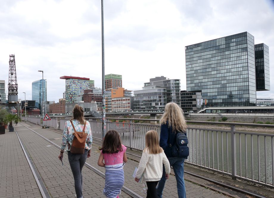 Personen spazieren durch den Düsseldorfer Medienhafen.