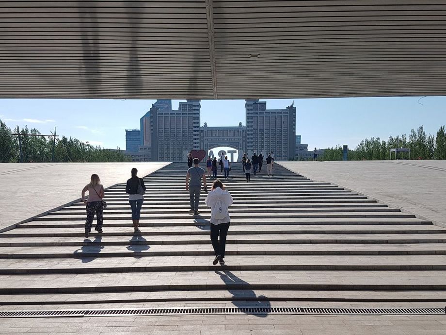Eine Gruppe Menschen geht eine Outdoor-Treppe hinauf.