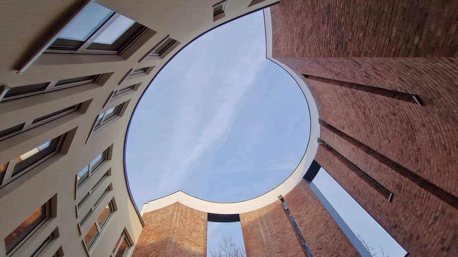 Blick von unten nach oben im Innenbereich des Kirchengebäudes