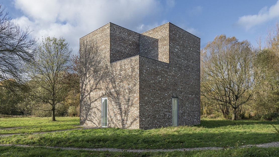Museum Hombroich: Heerich-Gebäude Kubisches Gebäude mit Ziegelsteinfassade inmitten einer Wiese stehend