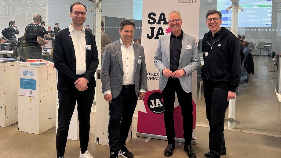 Vier Männer vor Informationsstelen