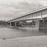 Eine Brücke über Gewässer, das Foto ist in schwarz-weiß.