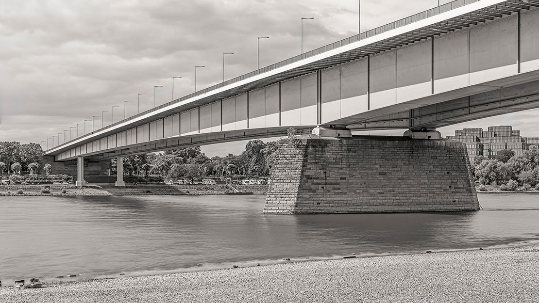 Zoobrücke in Köln. Eine Brücke über Gewässer, das Foto ist in schwarz-weiß.
