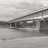 Eine Brücke über Gewässer, das Foto ist in schwarz-weiß.