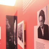 Einblick in eine Ausstellung mit Foto- und Texttafeln
