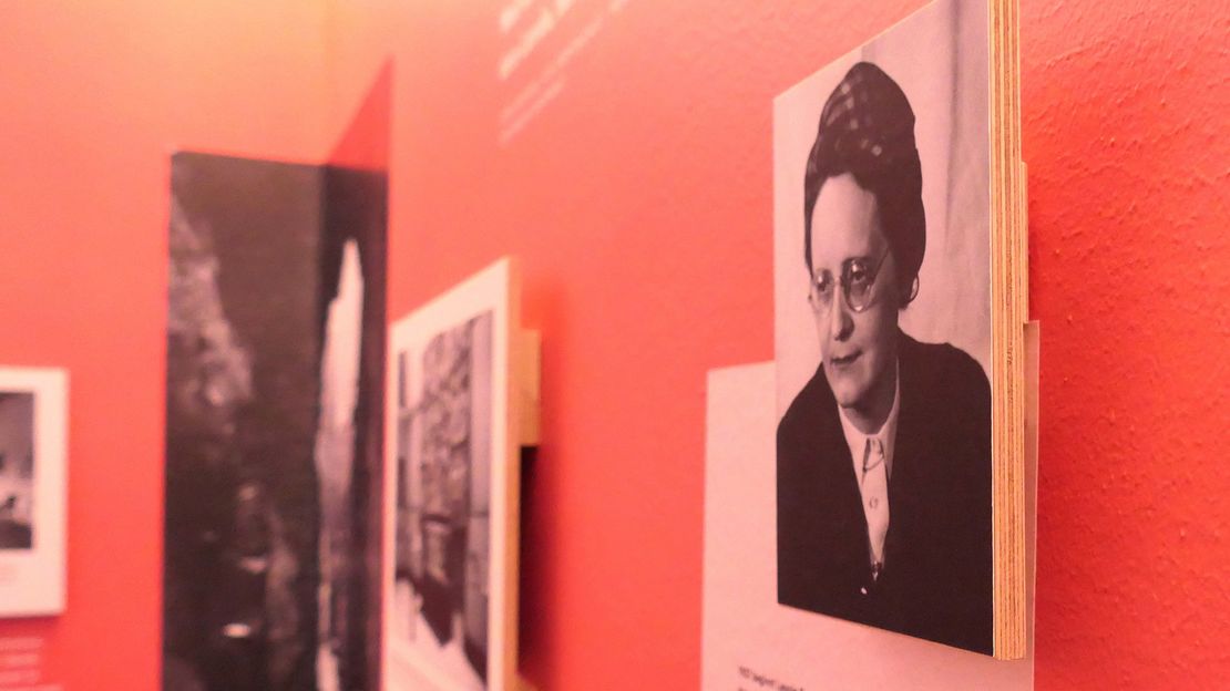 Leonie-Reygers-Lounge mit Ausstellung. Ausstellungsinstallation mit Bild- und Texttafeln an einer bunten Wand.
