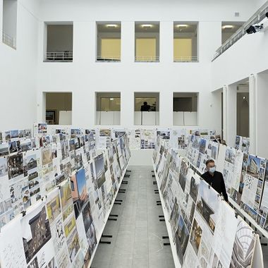 Blick in den Lichthof des Baukunstarchivs NRW, wo die Tafeln mit den Abeiten aufgereiht sind.
