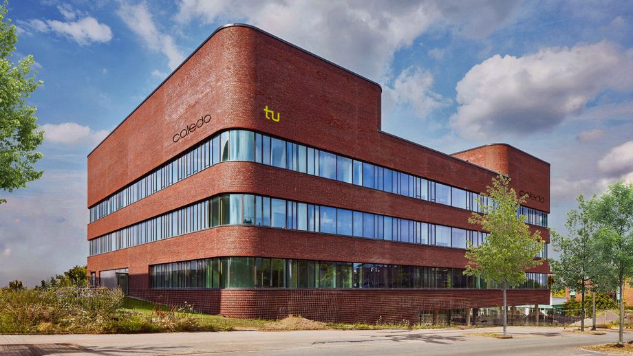 Außenansicht eines rot geklinkerten Bürogebäudes