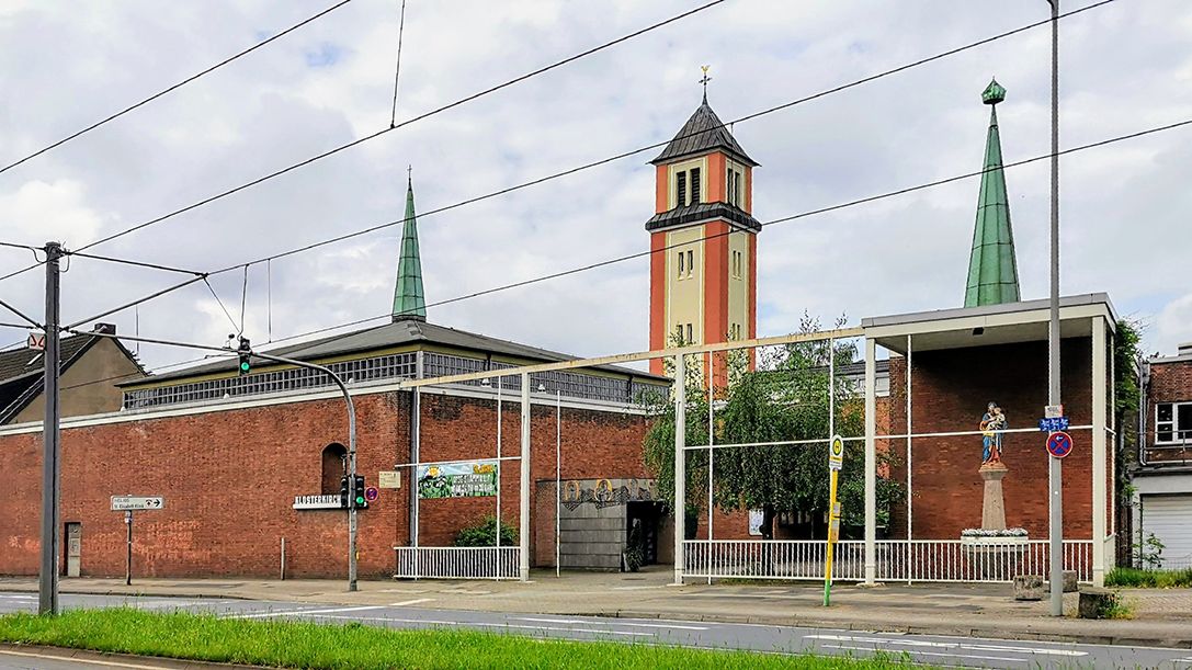 Außenansicht der Klosterkirche von der Straßenseite aus