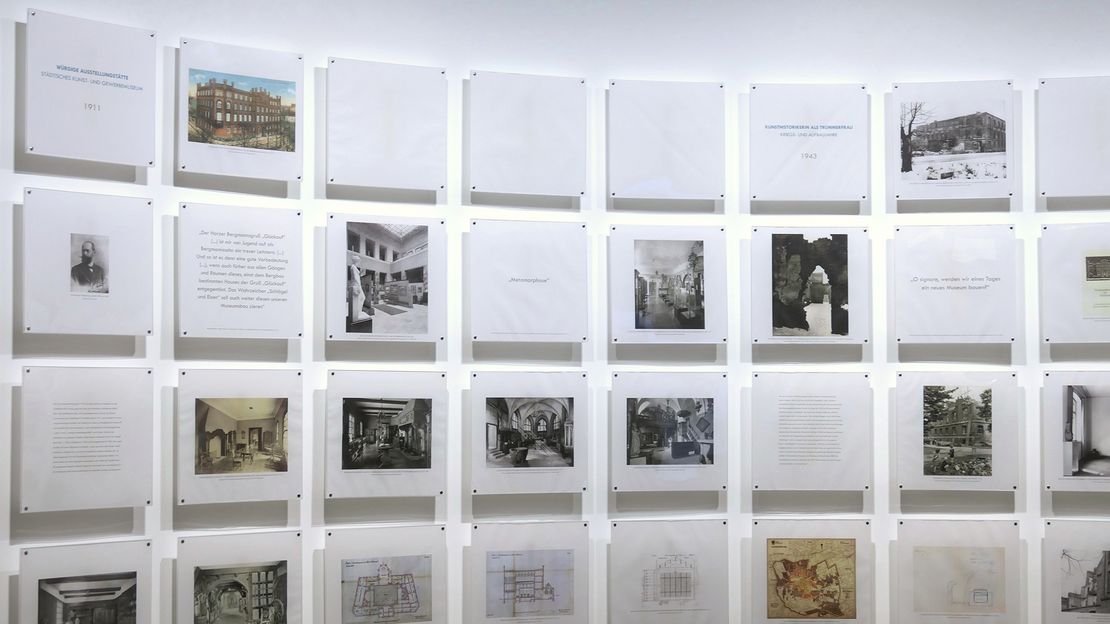 Dauerausstellung im Baukunstarchiv NRW: Haus am Ostwall 7 Ausstellung mit Text- und Bildtafeln an einer Wand.