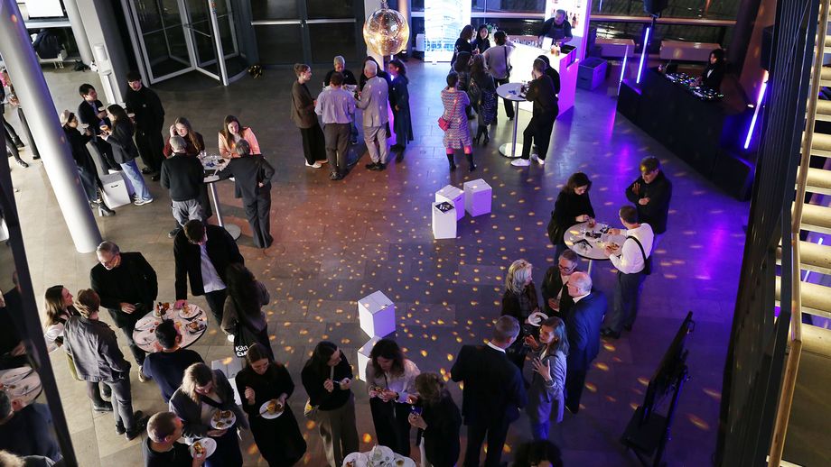 Blick von oben ins Foyer mit vielen Menschen