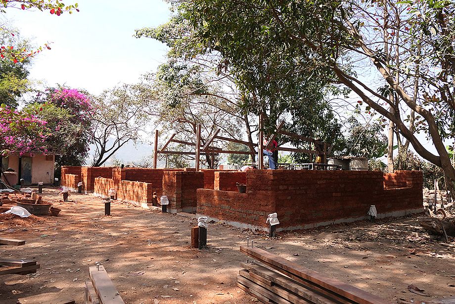 Stiftung Deutscher Architekten: Hands-on 2025 - Das Bild zeigt eine Baustelle in Thailand, wobei nur Grundmauern gezogen sind. Um die Baustelle herum sind einige Bäume gepflanzt.