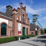 Seitliche Außenaufnahme der historischen Zeche mit Förderturm