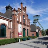 Seitliche Außenaufnahme der historischen Zeche mit Förderturm