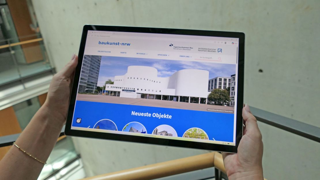 Tablet mit geöffneter Seite zu baukunst-nrw.de